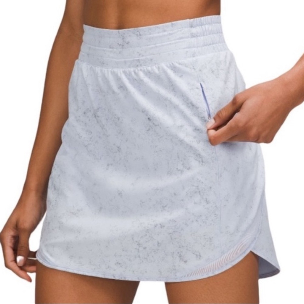 NWT Hotty hot skirt/ skort. Long. Lululemon Sz 6
